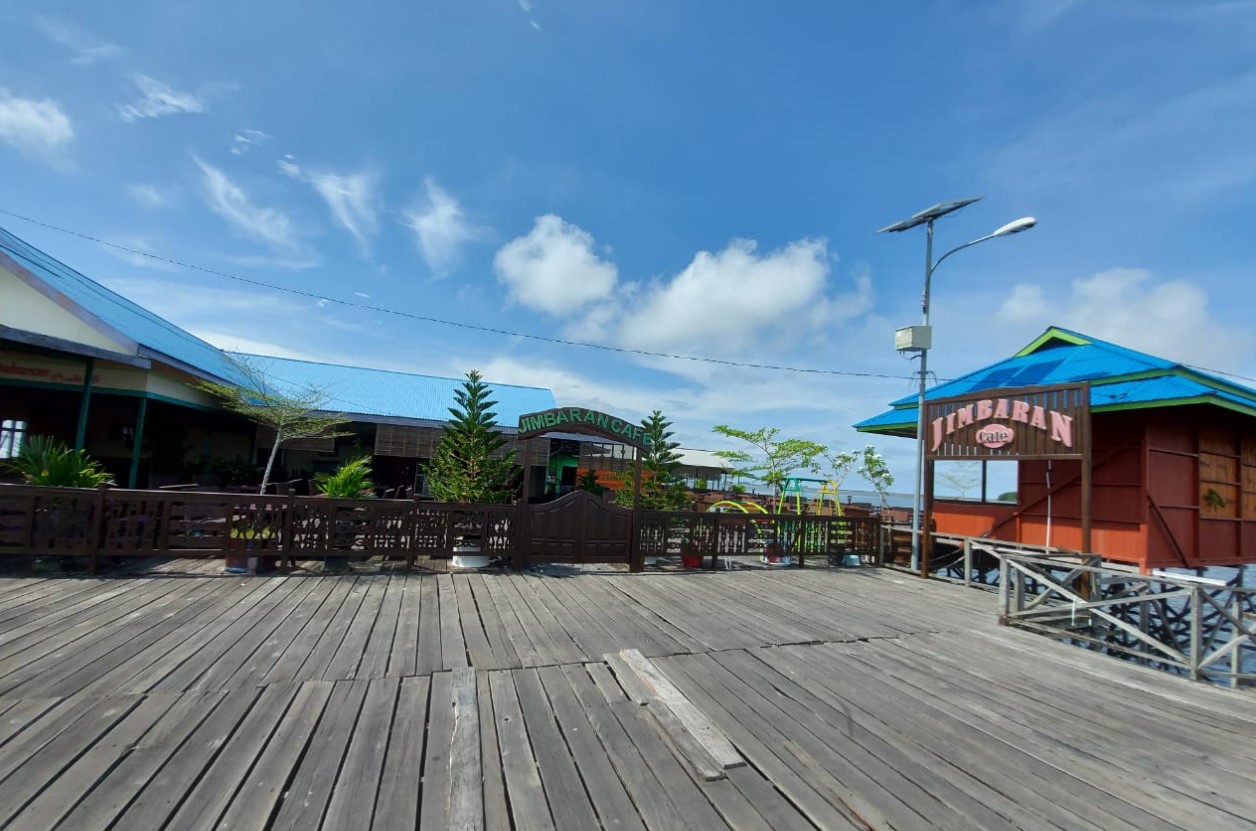 Jimbaran Cafe Bontang, Tempat Nongkrong Seru di Atas Laut