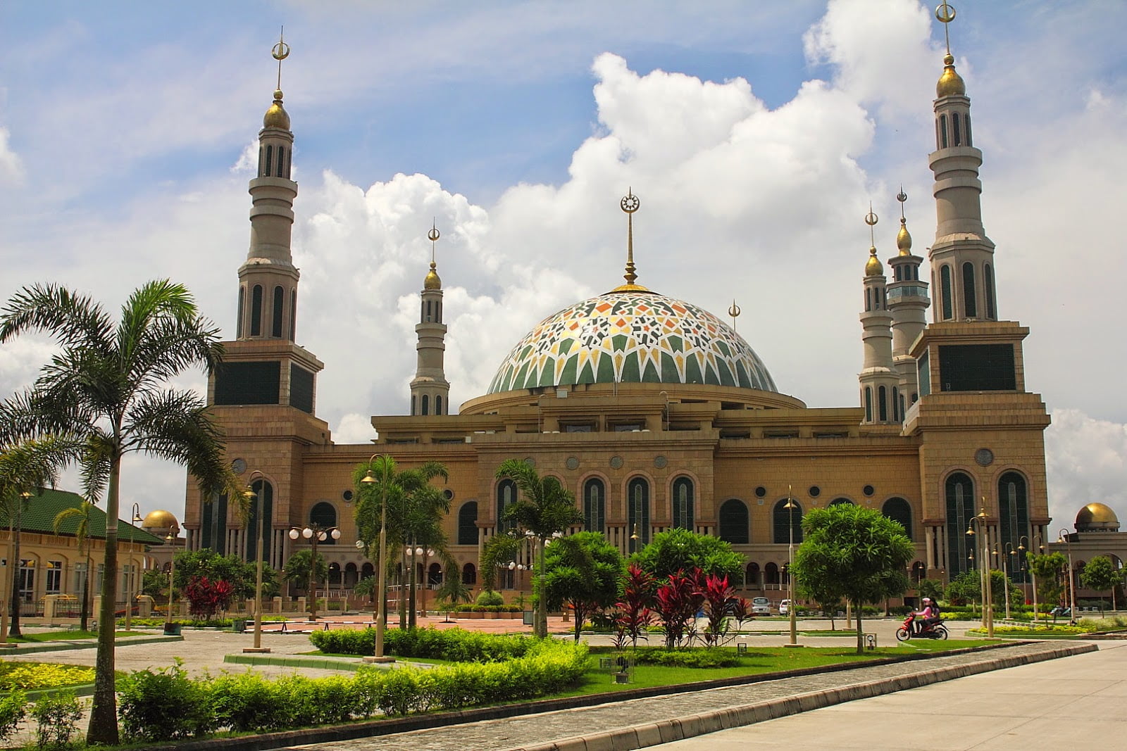 Masjid Islamic Center Samarinda: Wisata Religi yang Megah dan Menawan