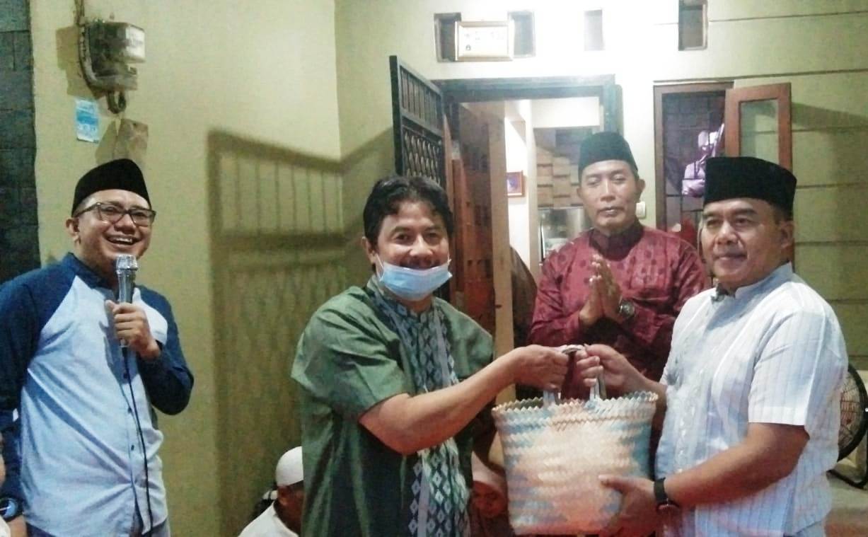Kompleks Samara Bagikan Paket Sembako Ramadhan Ke Warga Sekitar