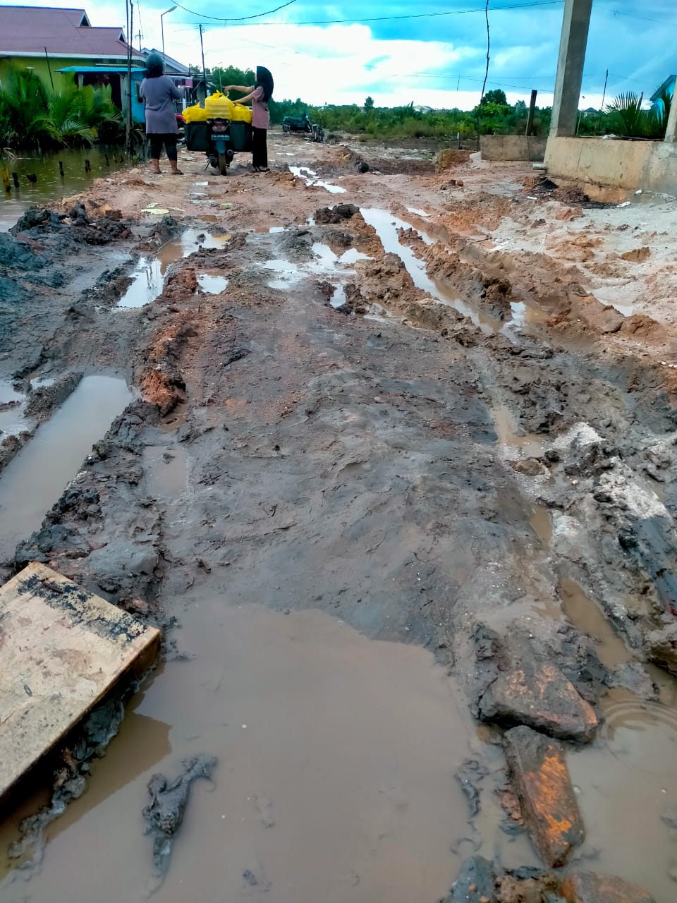 Warga Vulkanik 2 Keluhkan Banjir Rob dan Jalan Rusak, Ini Respon Anggota DPRD Bontang Faisal Fbr