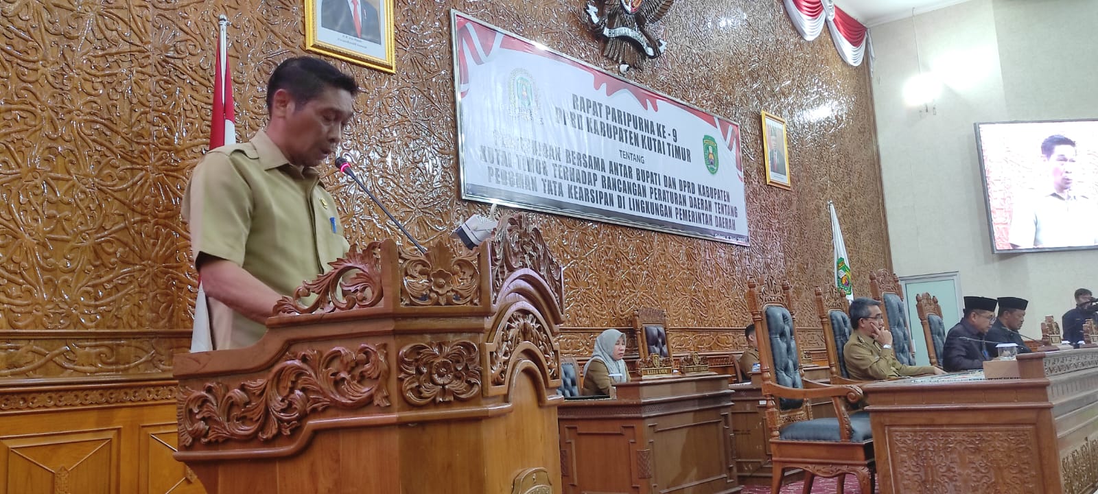 Sekwan Kutim Bacakan Nota Persetujuan Raperda Pedoman Tata Kearsipan Pemda