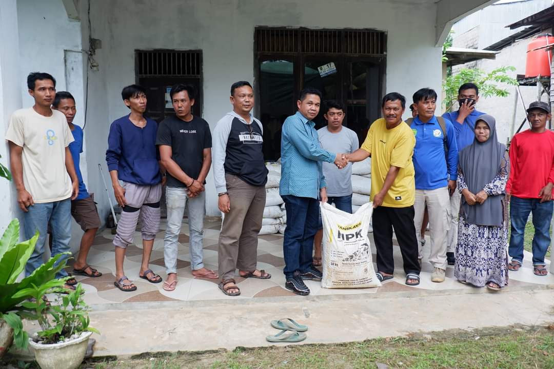 Kunjungan Dapil, Ketua DPRD Kutim Salurkan Bantuan Pupuk ke Poktan Cahaya Baru