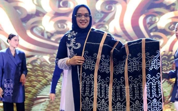 Ada Makna Filosofi Dibalik Kain Tenun Rakat Khas Kutim yang Kini Miliki Sertifikat KIK