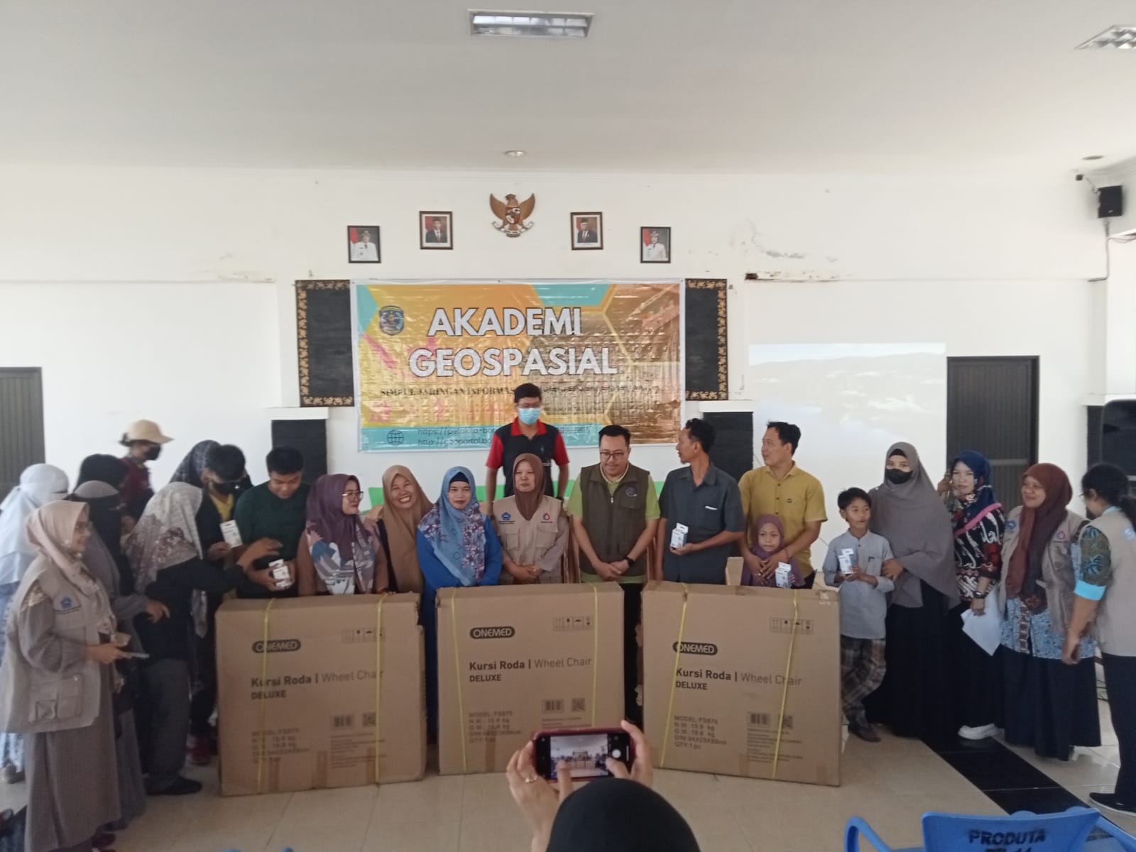 Dinas Sosial Bontang Salurkan 10 Kursi Roda dan Hearing Aid Kepada Penyandang Disabilitas