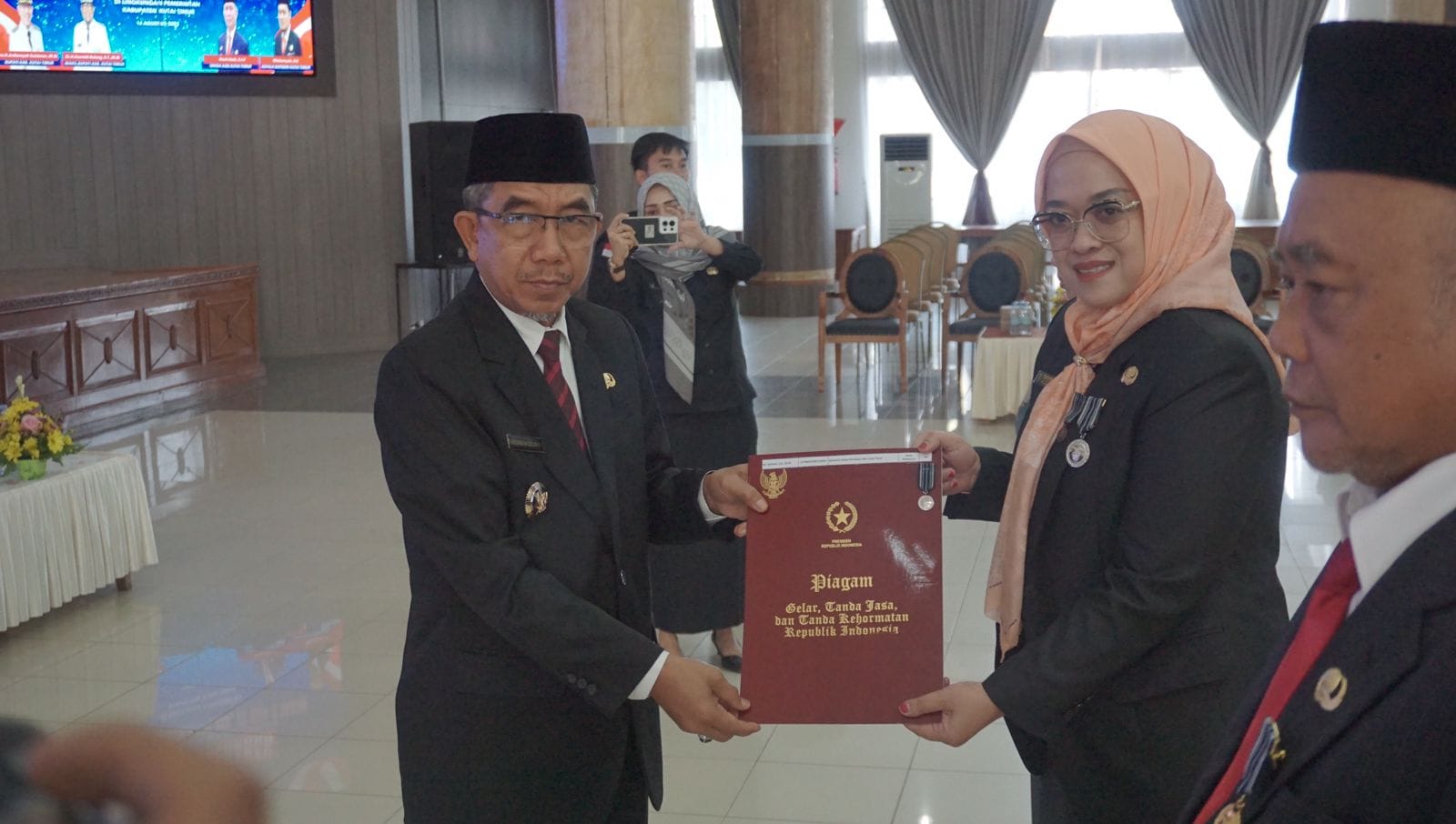 Bupati Kutim Beri Penghargaan Satyalencana Karya Satya kepada 441 ASN