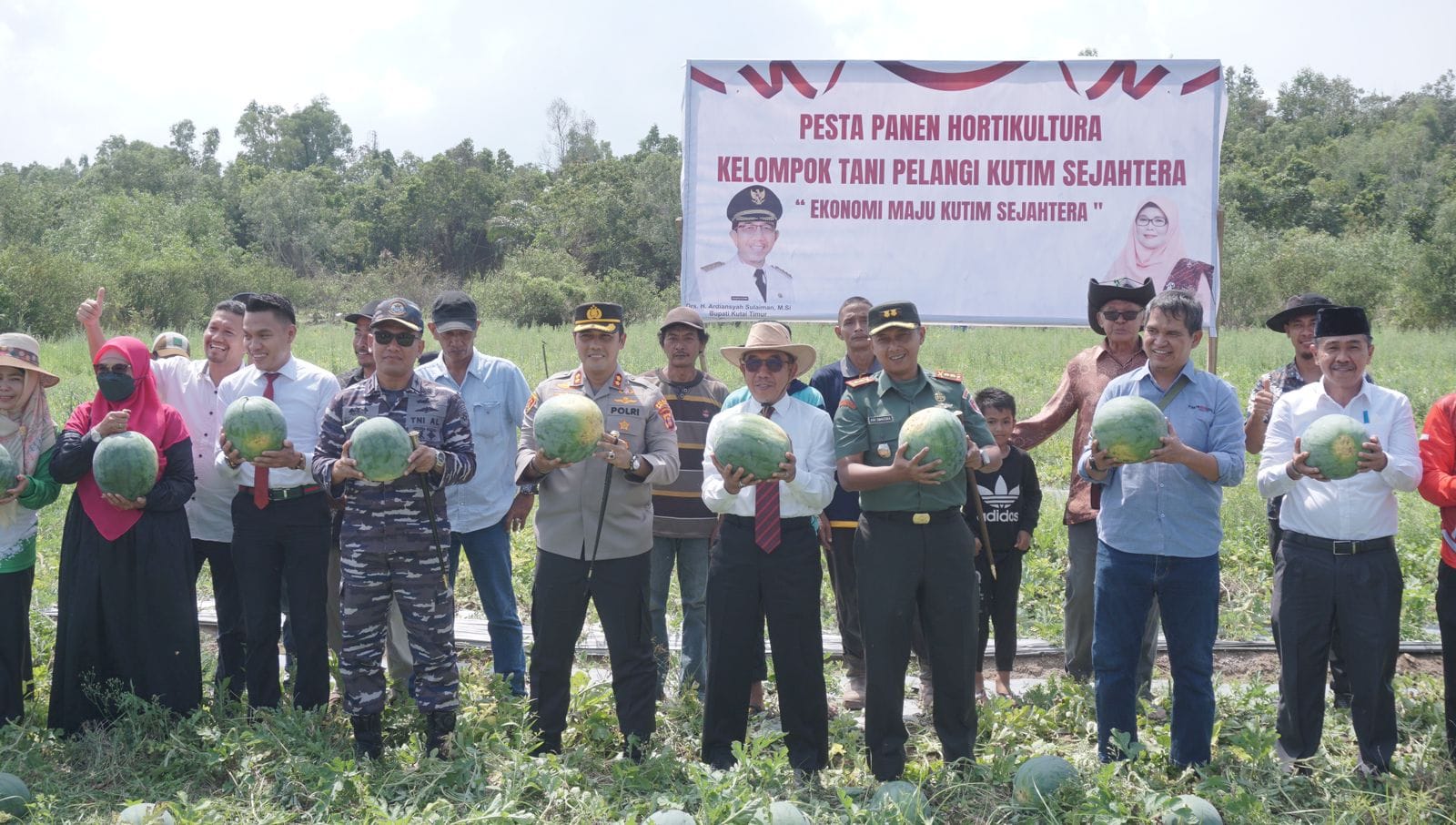 Poktan Pelangi Kutim Sejahtera Panen Semangka dan Gelar Lomba Ukir Buah, Bupati Beri Izin Manfaatkan Lahan Pemkab