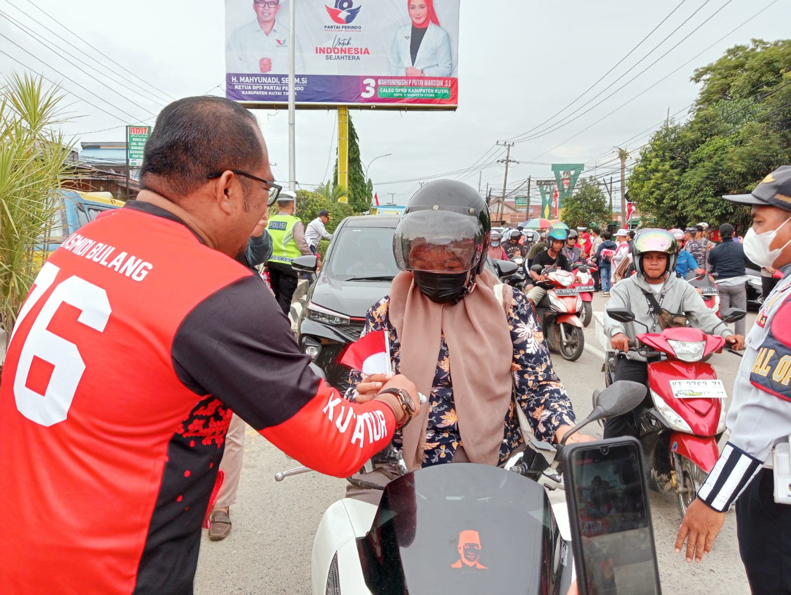 Wabup Kutim Apresiasi Pembagian Bendera Merah Putih Sebagai Bentuk Kecintaan Kepada NKRI