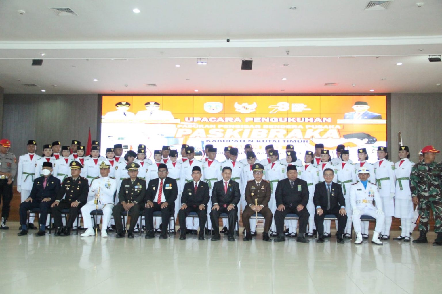 Bupati Kutim Kukuhkan 40 Paskibraka, Beri Reward Studi Tur ke Bandung