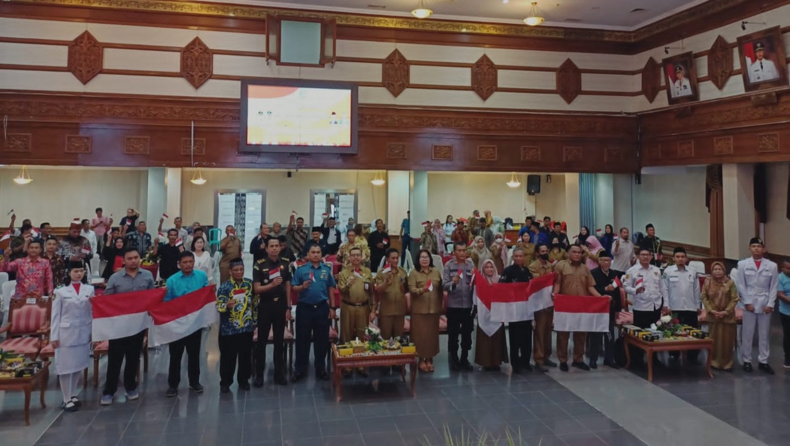 Pemkab Kutim Bagikan Bendera Merah Putih untuk Jaga Semangat Nasionalisme