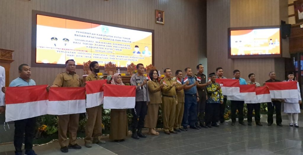 Warga Sangatta Utara dan Selatan Dapat Bendera Merah Putih Gratis dari Pemkab Kutim