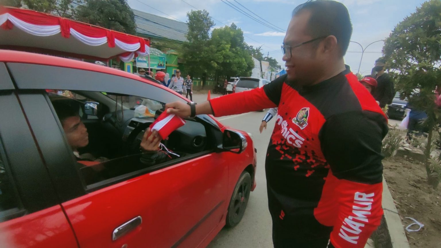 Bersama Wabup Kasmidi, Pembagian Bendera Merah Putih Kutim Difokuskan di Dua Kecamatan