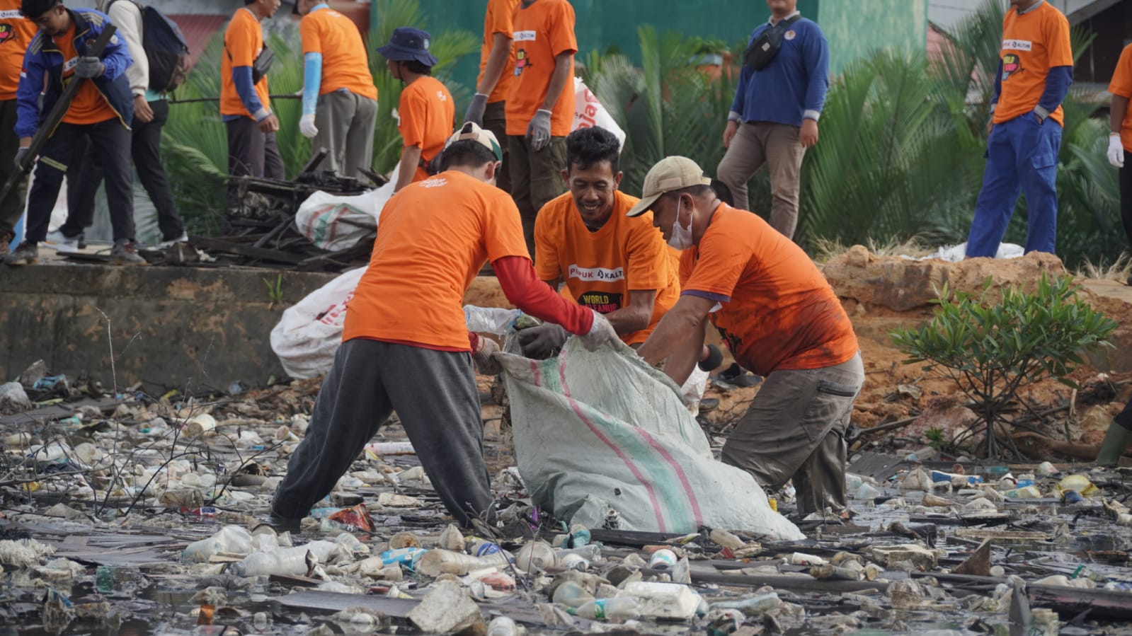 Antusias Warga dan Komunitas Ikut Aksi World Clean Up Day, Walikota Basrie Beri Apresiasi
