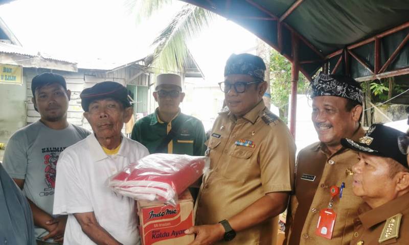 Wali Kota Bontang Serahkan Bantuan Logistik untuk Korban Kebakaran