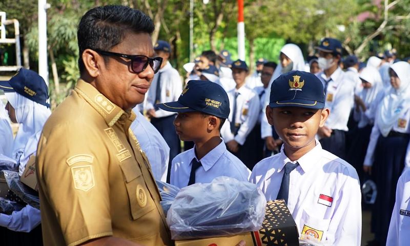 Basri Rase Serahkan Bantuan Pendidikan untuk Siswa SMPN 1 Bontang