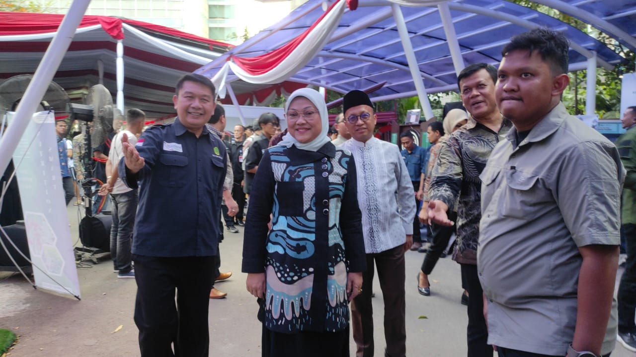 Menaker Ida Fauziyah Sambangi Stand Pameran Transafe di Peresmian Gedung Vokasi