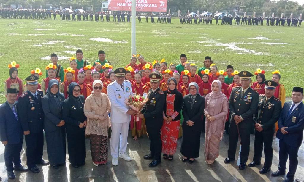 Basri Rase Pimpin Upacara Peringatan HUT Bhayangkara Ke-77 dengan Semangat Persatuan Menuju Pemilu Damai