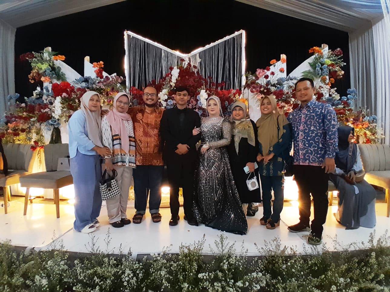 Romantisnya Cinta Lita dan Rolis di Tengah Guyubnya Warga Komplek Samara