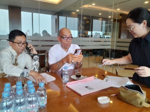 Pawenary dan Tomi Wahyu menandatangani dokumen PT Sertifikasi Pelatihan Indonesia